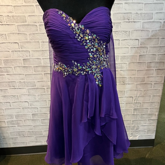 Brushing with sequins and shorter overlay skirt, short dress - Picture 4 of 6